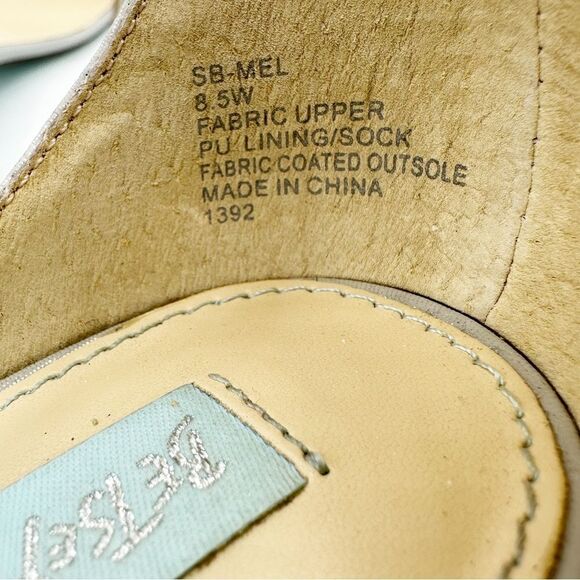 Betsey Johnson Women's Mel Jeweled Block Heels Sandals Silver Sz 8.5 WIDE - Picture 11 of 15